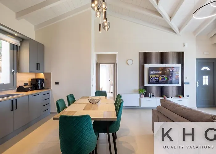 Casa Del Sole With Infinity Pool In Mousata! Mousata