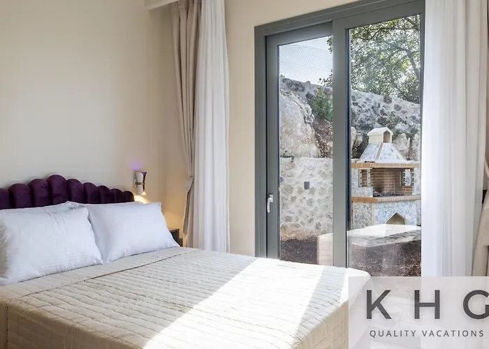 Casa Del Sole With Infinity Pool In Mousata! Villa